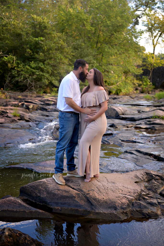 mom and dad in maternity pictures